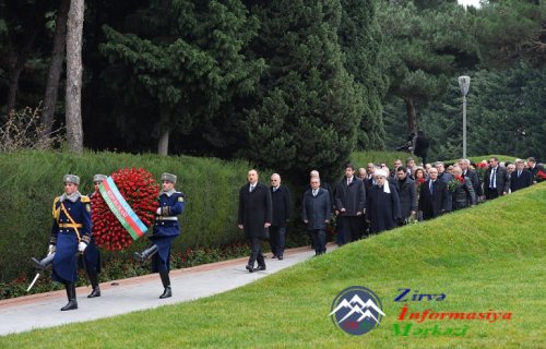 Azərbaycan Prezidenti İlham Əliyev ümummilli lider Heydər Əliyevin məzarını ...