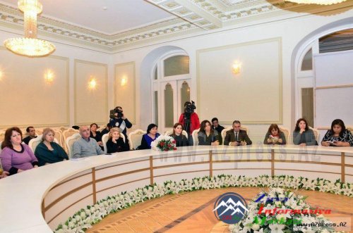 Xəzangül xanımın “Özümü axtarıram" şeirlər kitabının təqdimat mərasimi keçirilib Xəzangül xanımın “Özümü axtarıram" şeirlər kitabının təqdimat mərasimi keçirilib