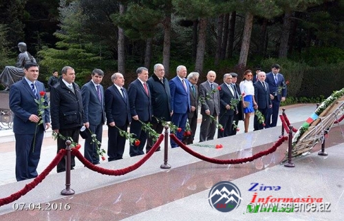 Böyük mütəfəkkir Cəlil Məmmədquluzadənin məzarı önündə anım tədbiri keçirildi