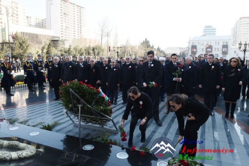 İlham Əliyev Xocalı soyqırımının 25-ci ildönümü ilə əlaqədar Bakıda keçirilən ümumxalq yürüşdə iştirak edib İlham Əliyev Xocalı soyqırımının 25-ci ildönümü ilə əlaqədar Bakıda keçirilən ümumxalq yürüşdə iştirak edib