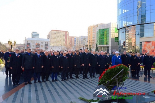 İlham Əliyev Xocalı soyqırımının 25-ci ildönümü ilə əlaqədar Bakıda keçirilən ümumxalq yürüşdə iştirak edib İlham Əliyev Xocalı soyqırımının 25-ci ildönümü ilə əlaqədar Bakıda keçirilən ümumxalq yürüşdə iştirak edib