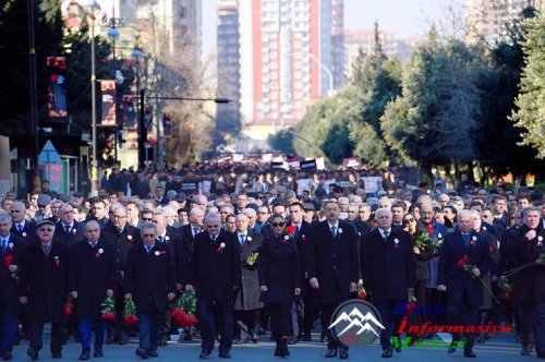 İlham Əliyev Xocalı soyqırımının 25-ci ildönümü ilə əlaqədar Bakıda keçirilən ümumxalq yürüşdə iştirak edib İlham Əliyev Xocalı soyqırımının 25-ci ildönümü ilə əlaqədar Bakıda keçirilən ümumxalq yürüşdə iştirak edib