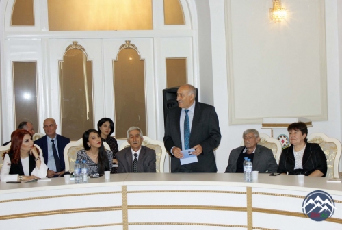 Əməkdar müəllim, şair Nəcməddin Mürvətovun yeni kitablarının imza günü keçirilib. Əməkdar müəllim, şair Nəcməddin Mürvətovun yeni kitablarının imza günü keçirilib.