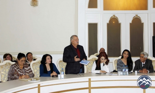 Əməkdar müəllim, şair Nəcməddin Mürvətovun yeni kitablarının imza günü keçirilib. Əməkdar müəllim, şair Nəcməddin Mürvətovun yeni kitablarının imza günü keçirilib.