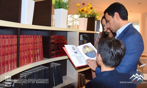 Marneulinin yeni seçilmiş Meri şəhər kitabxanasını həyat yoldaşı və övladla ...