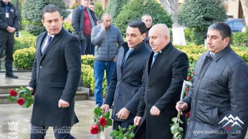 Marneulinin rəhbər şəxsləri Azərbaycan xalqının Ümummilli Lideri Heydər Əliyevin xatirəsini yad ediblər Marneulinin rəhbər şəxsləri Azərbaycan xalqının Ümummilli Lideri Heydər Əliyevin xatirəsini yad ediblər