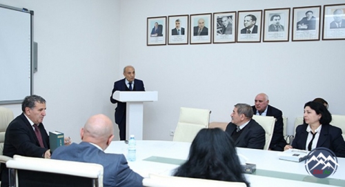 “İzahlı dilçilik terminləri lüğəti”nin təqdimatı olub “İzahlı dilçilik terminləri lüğəti”nin təqdimatı olub
