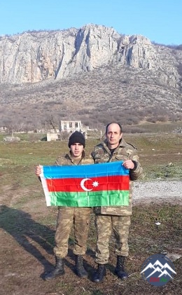 VƏTƏNPƏRVƏRLİK DƏRSİNİ SƏNGƏRDƏ KEÇƏN MÜƏLLİM! VƏTƏNPƏRVƏRLİK DƏRSİNİ SƏNGƏRDƏ KEÇƏN MÜƏLLİM!