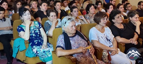 Gəncədə “Dəmir yumruq” tamaşası nümayiş olunub Gəncədə “Dəmir yumruq” tamaşası nümayiş olunub