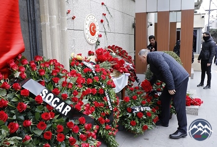 AzTU rəhbərliyi Türkiyə səfirliyinin qarşısında zəlzələ qurbanlarını anıb