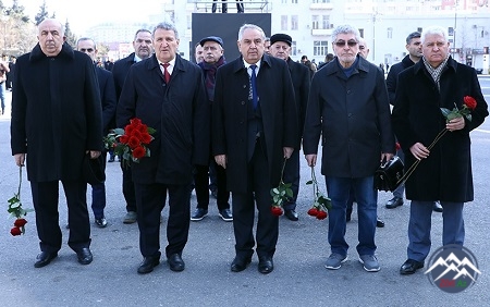 AMEA-nın kollektivi Xocalı soyqırımı abidəsini ziyarət edib