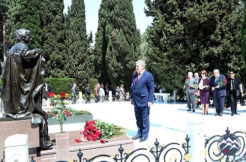 AMEA-nın kollektivi Ümummilli Lider Heydər Əliyevin məzarını ziyarət ediblər