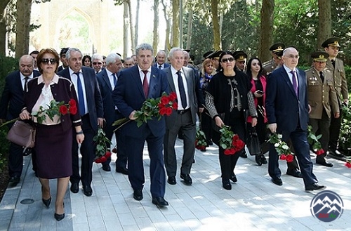 AMEA-nın kollektivi Ümummilli Lider Heydər Əliyevin məzarını ziyarət ediblər